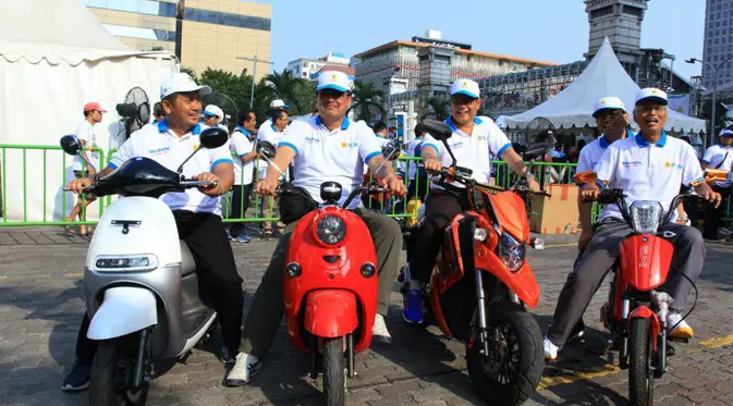 Direksi dan Komisaris PLN saat test drive motor listrik pada Car Free Day dalam rangka Hari Pelanggan Nasional di Jakarta (10/9/2017)  