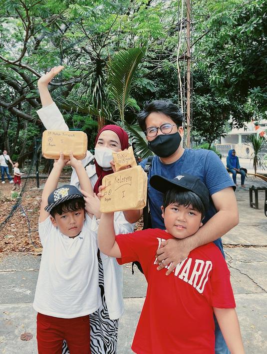 Kebahagiaan Ririe Fairus terpancar saat mantan suami, Ayus dan kedua putranya memenangkan lomba. (Foto: Instagram/@ririe_fairus)