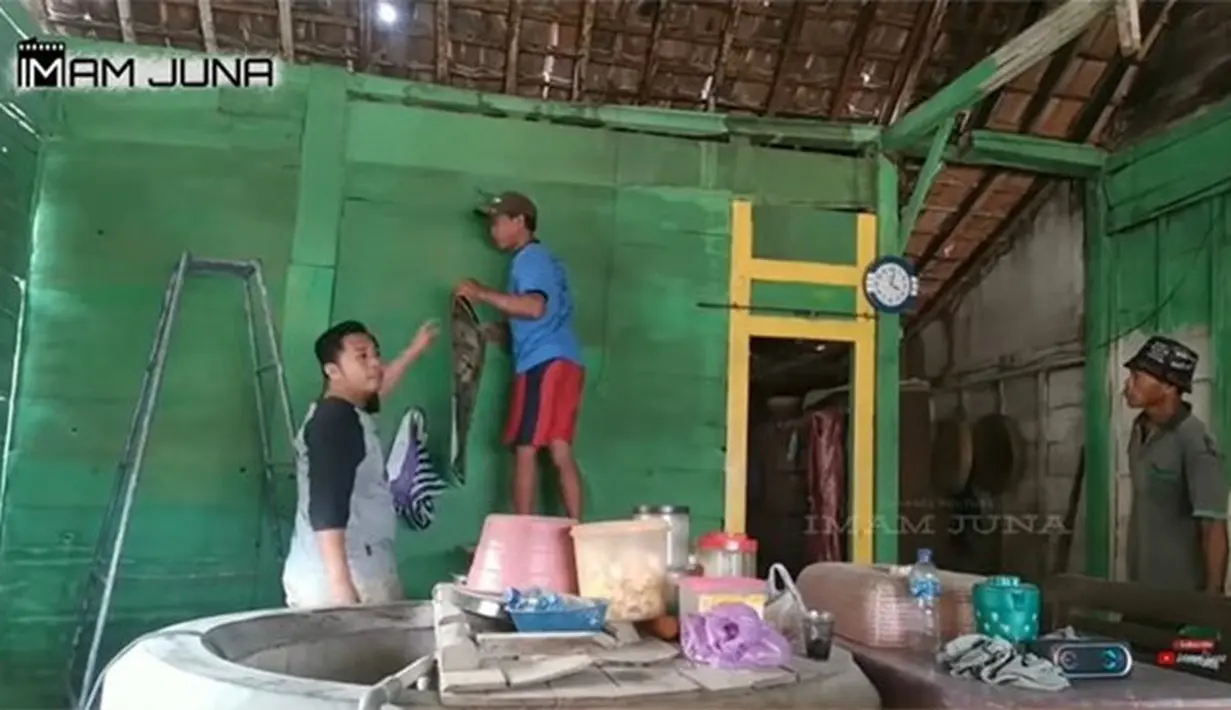 Tampak beberapa orang dari tetangga sedang membongkar rumah Pratama sebelum di renovasi. Beberapa foto pajangan dinding mulai diturunkan. [Youtube/Imam juna]