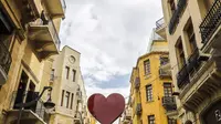 Suasana di sebuah jalan yang di dekorasi simbol hati di pusat ibukota Lebanon, Beirut (8/2). Kota tersebut bersiap untuk merayakan Hari Valentine pada 14 Februari. (AFP Photo/Joseph Eid)