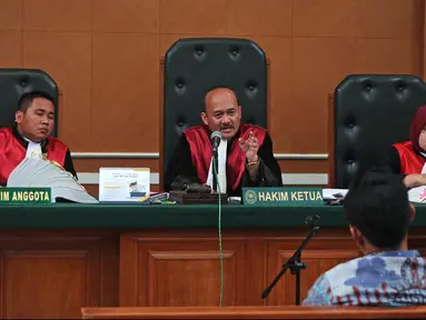Majelis hakim memberi pertanyaan kepada saksi yang dihadirkan dalam kasus dugaan penipuan perjalanan umrah First Travel di PN Kota Depok, Jawa Barat, Senin (9/4). Agenda sidang mendengarkan keterangan saksi ahli. (Liputan6.com/Herman Zakharia)