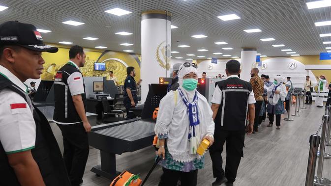 Petugas Haji Indonesia 2019 membantu jemaah di jalur fast track Bandara Prince Mohammed bin Abdul Aziz, Madinah. Foto: Darmawan/MCH