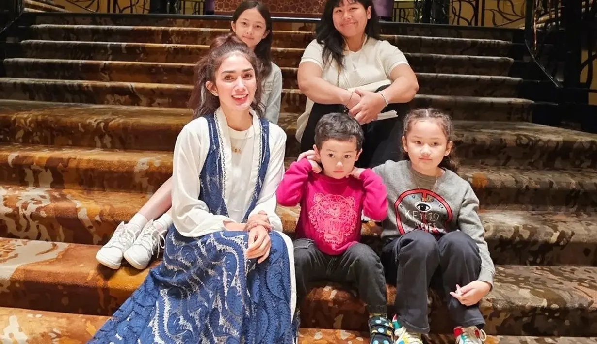 Saka pun jadi anak paling ganteng karena ia punya kakak-kakak yang cantik dan siap menjaganya. [Instagram @ussypratama]