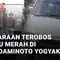 Kendaraan terobos lampu merah di HOS Cokroaminoto, seharusnya berhenti. Peristiwa ini terjadi pada Selasa (22/10/2024)