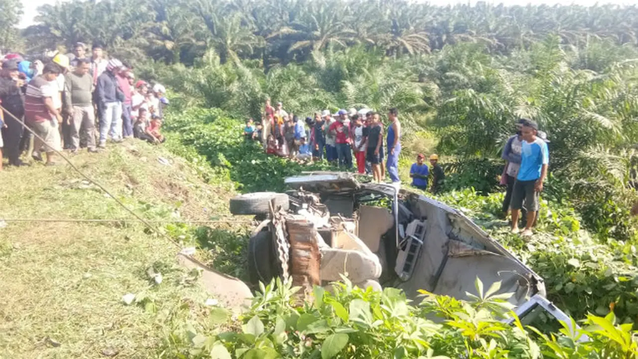 Minibus Kecelakaan Akibat Pecah Ban di Jalinsum, 4 Penumpang Meninggal Dunia