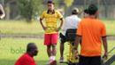 Andik Vermansah bersantai di sela-sela pengambilan gambar untuk iklan tim Selangor FA di Stadion Mini, Shah Alam, Selangor, Malaysia, Rabu (27/01/2016). (Bola.com/Nicklas Hanoatubun)