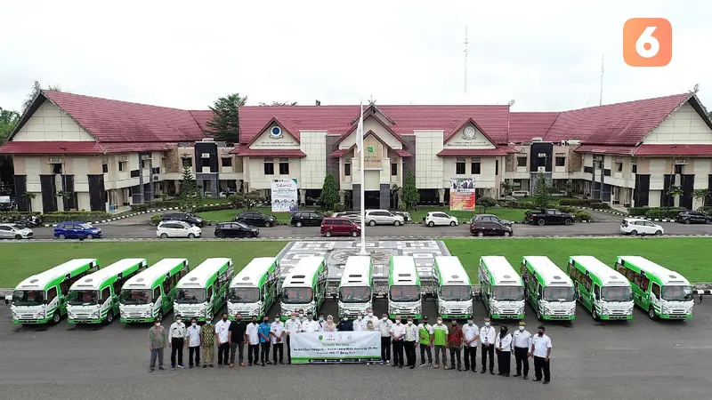 PT Berau Coal Bagikan Bus