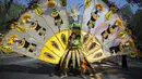 Seorang partisipan menutup wajahnya dari sinar matahari saat mengikuti West Indian Day Parade di Brooklyn, New York, Senin (7/9/2015). Parade yang berlangsung tiap tahun ini merayakan budaya Karibia dan sejarah. (REUTERS/Andrew Kelly)