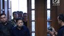 Mantan Ketua DPR, Setya Novanto bersiap menjadi saksi pada sidang lanjutan dugaan suap pembangunan PLTU Riau-1 dengan terdakwa Idrus Marham di Pengadilan Tipikor, Jakarta, Selasa (19/2). (Liputan6.com/Helmi Fithriansyah)