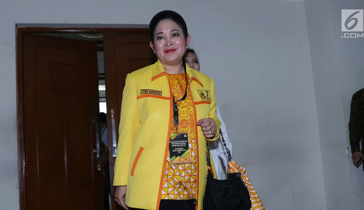 Politisi Partai Berkarya, Titiek Soeharto saat masuk ruang pendaftaran untuk mendampingi pasangan Prabowo/Sandi Uno mendaftar bakal Capres/Cawapres Pemilu 2019 di Gedung KPU, Jakarta, Jumat (10/8). (Liputan6.com/Helmi Fithriansyah)