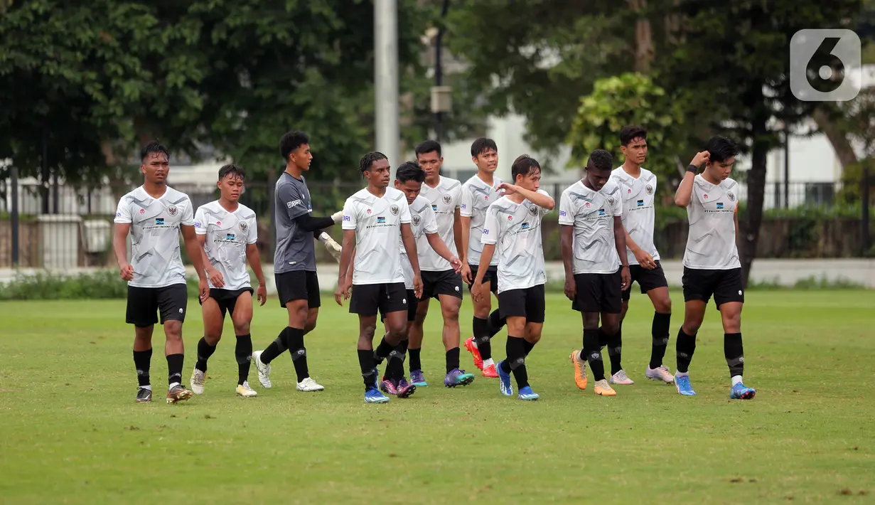 Timnas Indonesia U-20 selain mendapat arahan dari Indra Sjafri juga akan dipoles mantan gelandang Tim Merah Putih Firman Utina. (Bola.com/M. Iqbal Ichsan)