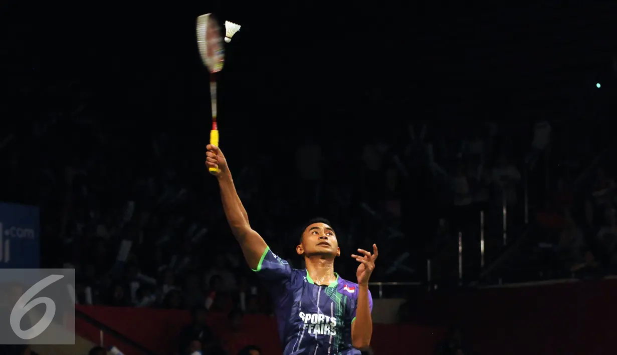Pebulutangkis tunggal putra Indonesia, Tommy Sugiarto saat berlaga melawan Wei Nan (Hongkong) di Total BWF World Championships 2015 di Jakarta, Rabu (12/8/2015). Tommy kalah 24-26, 21-8, 20-22. (Liputan6.com/Helmi Fithriansyah)