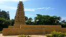 Masjid Raya Agadez dibangun dari lumpur dan potongan-potongan kayu. Terletak di tengah-tengah Negara Nigeria. Dibangun pada awal abad ke-16, masjid ini mempunyai menara setinggi 30 meter dengan bentuk yang unik. (travnbook.blogspot.com)