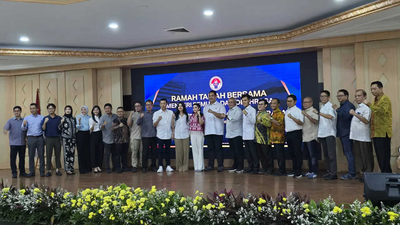 Taufik Hidayat berfoto bareng dengan Menpora Dito Ariotedjo dan pegawai Kemenpora