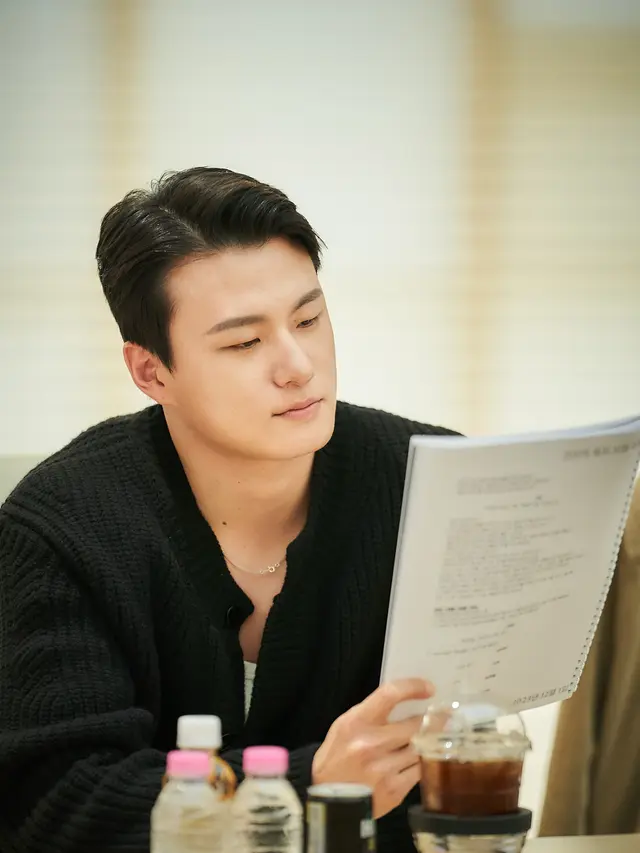 Shin Seung Ho di momen reading film Omniscient Reader's Viewpoint. [Foto: Soompi]