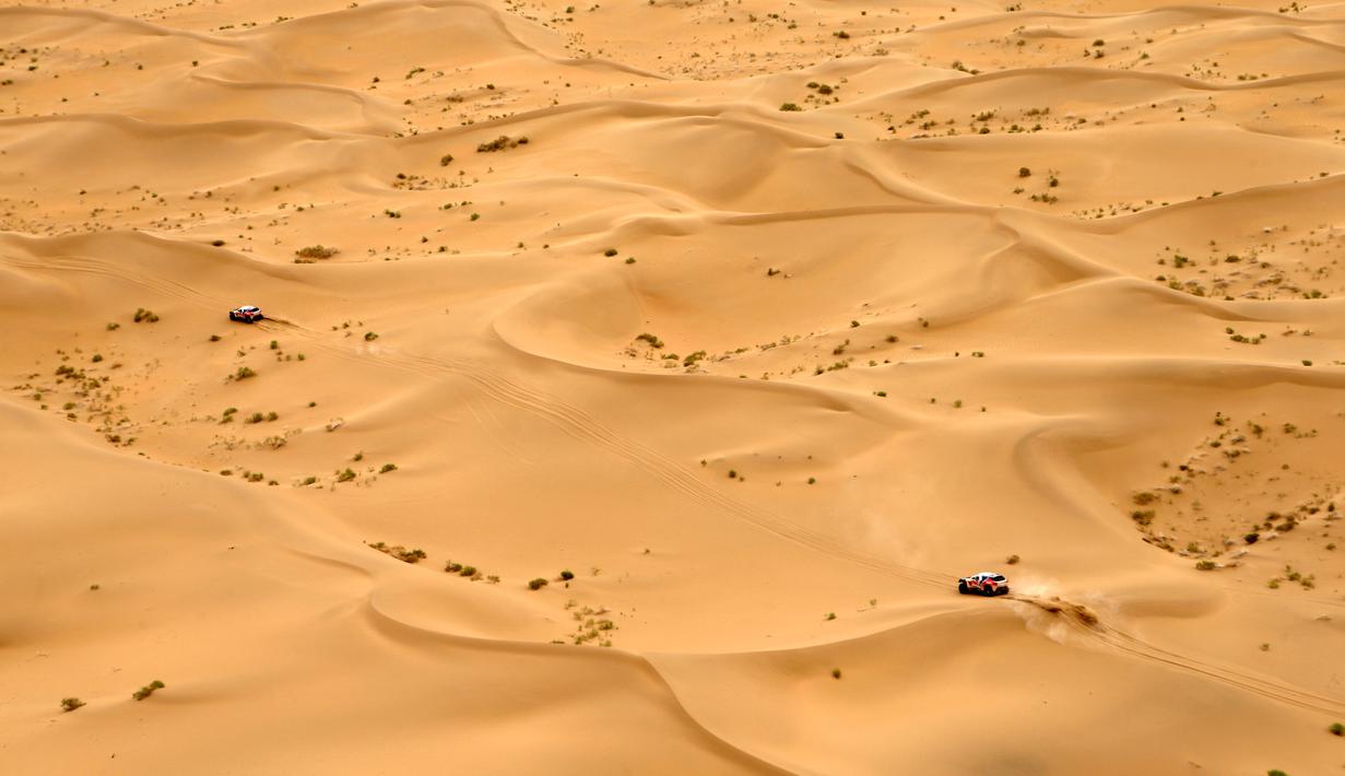  Peserta melewati Gurun Gobi di pedalaman Mongolia saat beraksi di Etape 12 Reli Silkway yang melewati tiga benua dari Moskow ke Beijing berjarak 10.734 km, (21/7/2016). (AFP/Patrick Baz) 