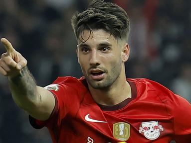 Bursa transfer pemain musim 2023/2024 di liga-liga Eropa memang baru saja dibuka pada 1 Juli 2023. Namun beberapa kesepakatan transfer telah terjadi, yang tentunya telah melaui proses negosiasi yang dimulai sebelum jendela transfer resmi dibuka. Aksi curi start tersebut dilakukan untuk mengamankan pemain-pemain yang memang telah lama diincar dari kemungkinan ditikung klub peminat lainnya. Dari beberapa transfer yang telah terjadi, berikut daftar 5 transfer termahal hingga kini. (AFP/Odd Andersen)