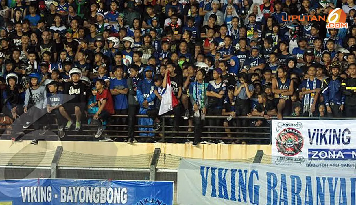 Ribuan bobotoh yang memadati stadion tampak terpaku melihat laskar Maung Bandung beraksi sangat kompak ketika menjamu tim asal Amerika Serikat itu (Liputan6.com/Helmi Fithriansyah)