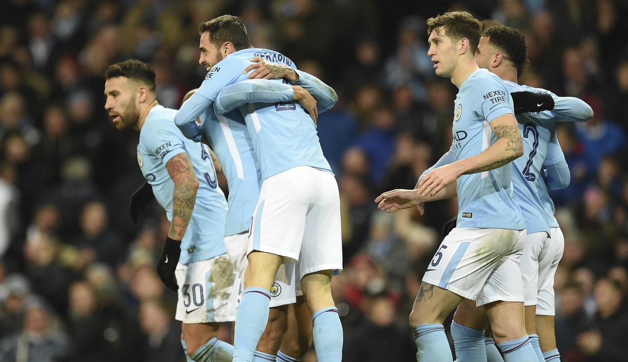 Para pemain Manchester City merayakan gol yang dicetak Bernardo Silva ke gawang Burnley pada laga Piala FA di Stadion Etihad, Manchester, Sabtu (6/1/2018). City menang 4-1 atas Burnley. (AFP/Oli Scarff)