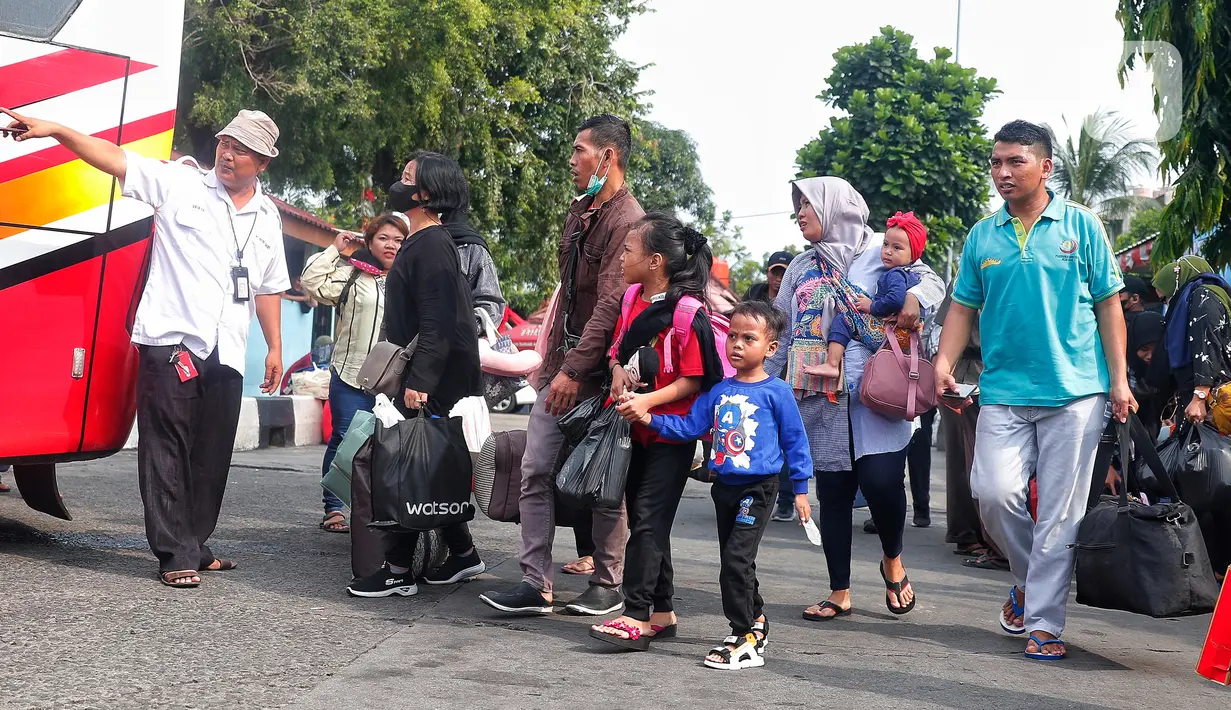 Para pemudik berdatangan di Terminal Kalideres, Jakarta Barat, Selasa (18/4/2023). (Liputan6.com/Angga Yuniar)