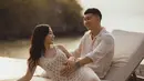 Di tengah kehamilannya yang sudah membesar, Nikita pun melakukan maternity shoot bersama sang suami tercinta, Indra Priawan. (Foto: Instagram/ nikitawillyofficial94)