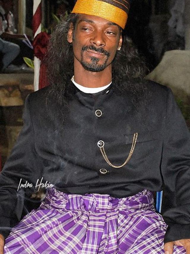 6 Editan Foto Seleb Dunia Pakai Peci Ini Bikin Pangling, Tampak Melokal