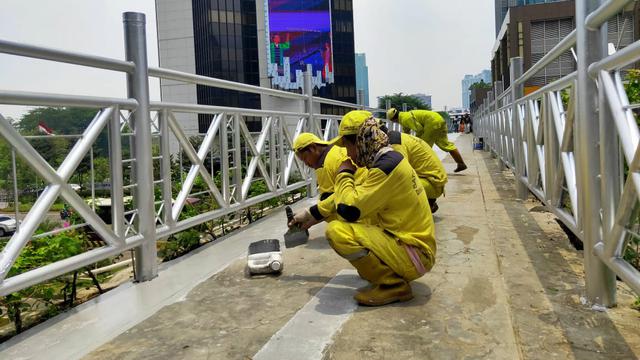 JPO tanpa atap di Jalan Sudirman, Jakarta Rabu (6/11/2019). (Liputan6.com/ Rizki Putra Aslendra)