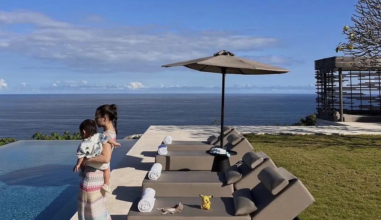 Rambutnya diikat tapi ke belakang bergaya ponytail. Lengkap mengenakan kacamatanya.(@nikitawillyofficial94)