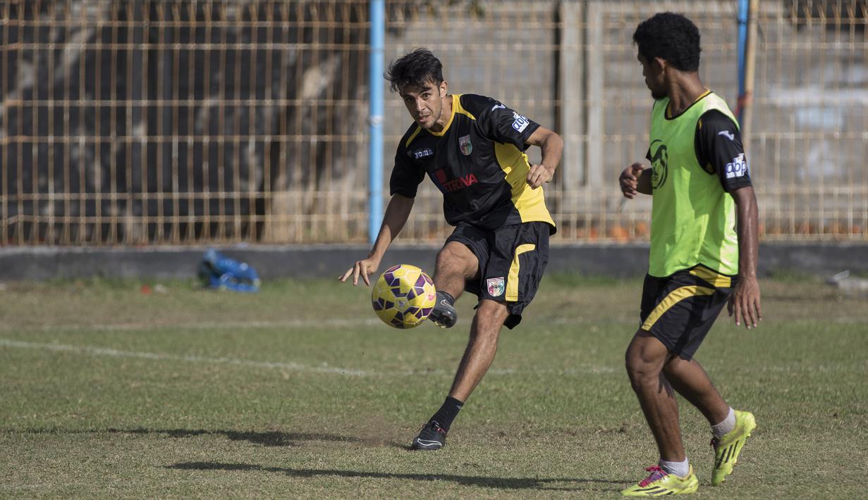 Pemain Mitra Kukar, Carlos Sciucatti mengumpan bola saat latihan jelang laga Piala Presiden melawan Bali United di Lapangan Samudra Kuta, Bali, Selasa (9/1/2015). (Bola.com/Vitalis Yogi Trisna)