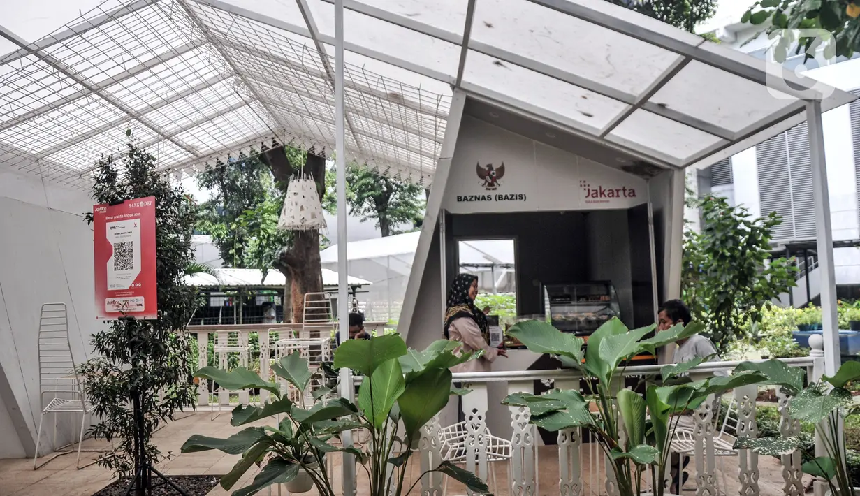 Suasana Kafe Difabis Coffee & Tea di Kompleks Kantor Wali Kota Jakarta Timur, Senin (19/12/2022). Kafe yang didirikan oleh Baznas (Bazis) DKI Jakarta tersebut diharapkan dapat mengembangkan dan memaksimalkan peran dari Kafe Difabis yang dioperasikan oleh kawan-kawan difabel untuk memberikan pemahaman pada masyarakat dan kesetaraan. (merdeka.com/Iqbal S. Nugroho)