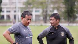 Pelatih Timnas Indonesia U-20, Indra Sjafri dan asisten pelatih Bima Sakti, saat mengawal sesi latihan di Lapangan A Senayan, Jakarta, Kamis (4/1/2023). Dari 34 pemain yang dibawa, nantinya Indra Sjafri akan melakukan promosi degradasi guna membentuk skuad terbaiknya. (Bola.com/M Iqbal Ichsan)