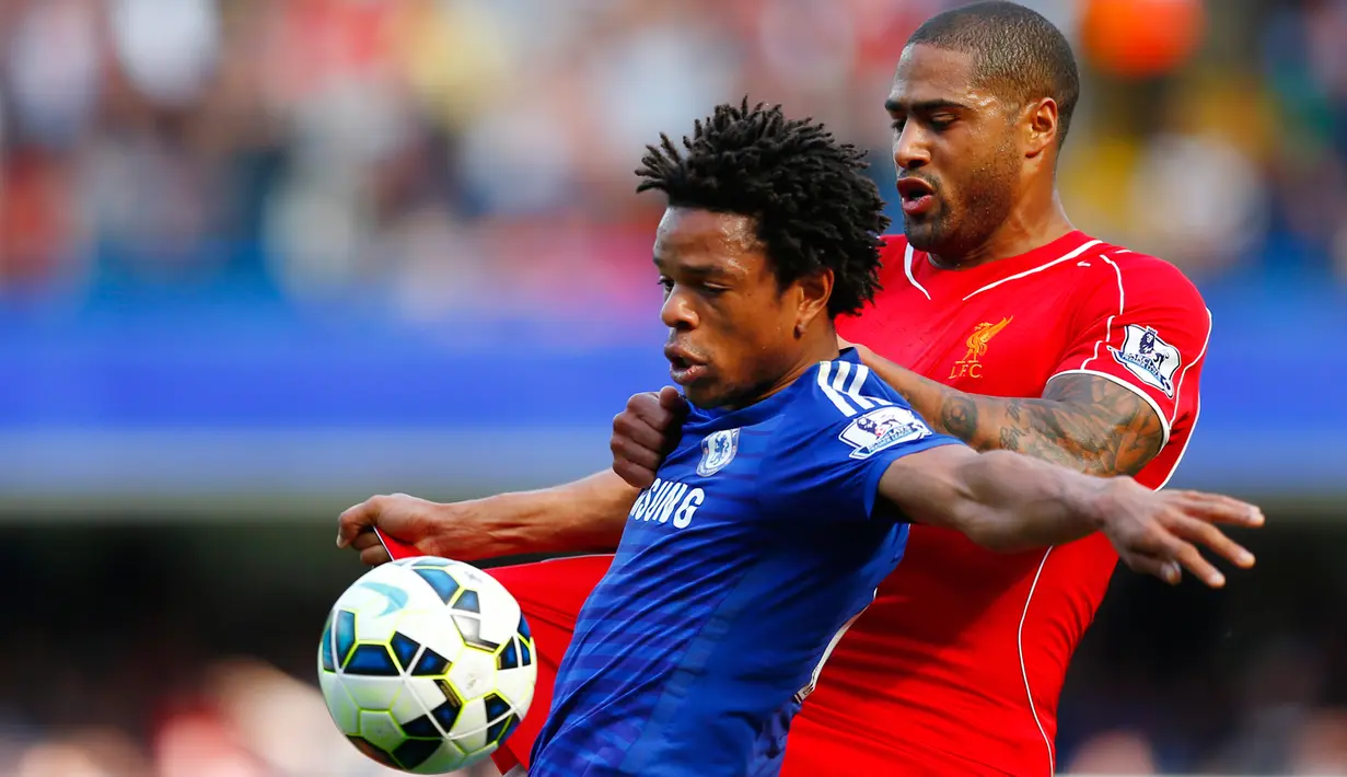 Penyerang Chelsea, Loic Remy (kiri) mengontrol bola dari bek Liverpool Glen Johnson saat Laga Liga Premier Inggris di Stamford Bridge,  Minggu (10/5/2015). Chelsea bermain imbang 1-1 atas Liverpool.(Reuters/Eddie Keogh)