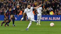 Striker Real Madrid, Karim Benzema mencetak gol ketiga timnya ke gawang Barcelona melalui eksekusi penalti pada laga leg kedua semifinal Copa del Rey 2022/2023 di Camp Nou Stadium, Barcelona, Kamis (6/4/2023) dini hari WIB. (AFP/Pau Barrena)