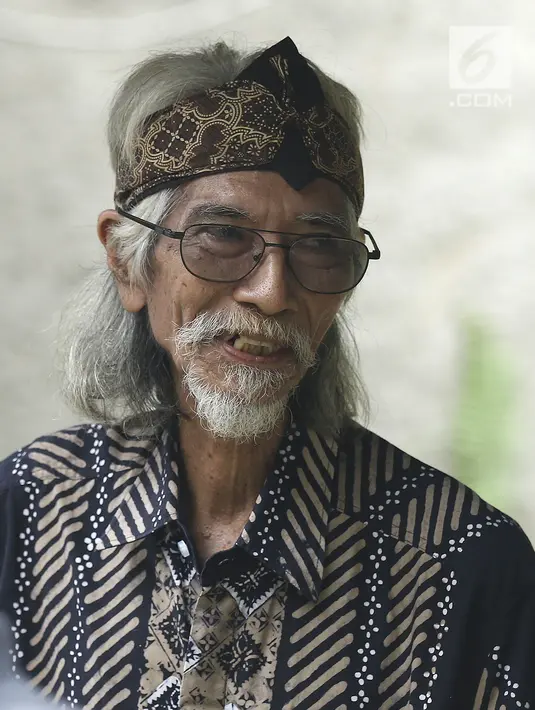 Bassis Koes Plus, Yok Koeswoyo saat melayat ke rumah duka almarhum Yon Koeswoyo di kawasan Pamulang, Tangerang Selatan, Jumat (5/1). (Liputan6.com/Herman Zakharia)