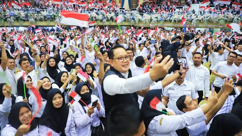 Adhy Karyono menyerahkan SK pengangkatan PPPK Pemprov Jatim kepada 7.201 orang hasil rekrutmen 2023. (Istimewa)