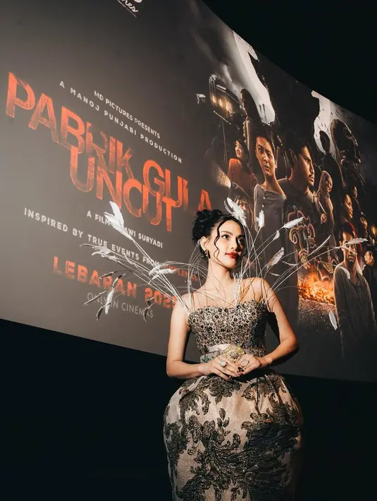 Roknya mengembang dengan motif brokat klasik yang memberikan nuansa vintage namun tetap edgy.  [@snap.nuel].