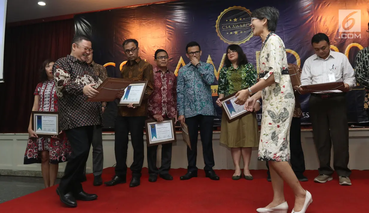 Ketum PROPAMI (kiri) memberi penghargan kepada Head of Protokol and Public Affairs Irnawati W Kahardja yang mewakili PT Surya Citra Media Tbk di CSA Award 2019, Jakarta, Kamis (18/7/2019). Hal ini sekaligus memperingati 42 tahun diaktifkannya kembali pasar modal Indonesia. (Liputan6.com/AnggaYuniar)