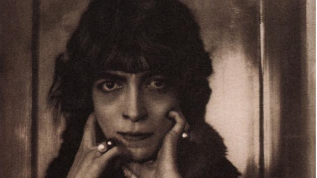 Bikin Heboh, 9 Wanita Ini Terkenal Karena Skandalnya