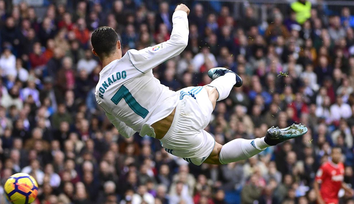 Penyerang Real Madrid, Cristiano Ronaldo memimpin top scorer sementara untuk timnya dengan koleksi 15 gol disemua level kompetisi.  (AFP/Pierre-Philippe Marcou)
