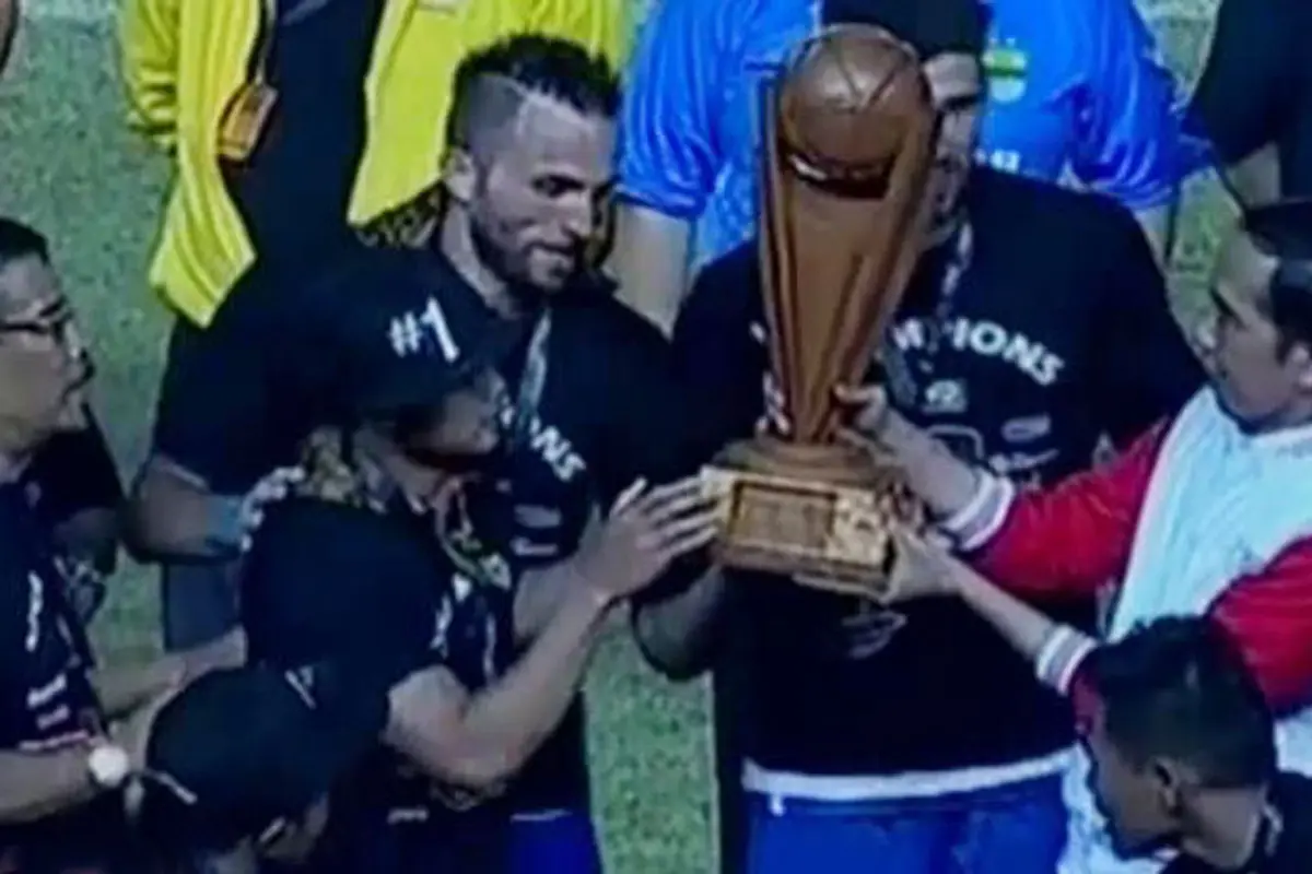 Kemenangan Persib Bandung hingga Desa Perajin Wayang