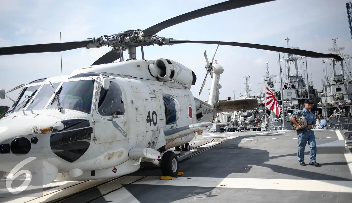 Helikopter berada di kapal JS Yuugiri saat bersandar di Pelabuhan Tanjung Priok, Jakarta, Senin (22/8). Kapal pasukan bela diri maritim Jepang mengunjungi Indonesia untuk mempererat persahabatan kedua negara dibidang Maritim. (Liputan6.com/Faizal Fanani)