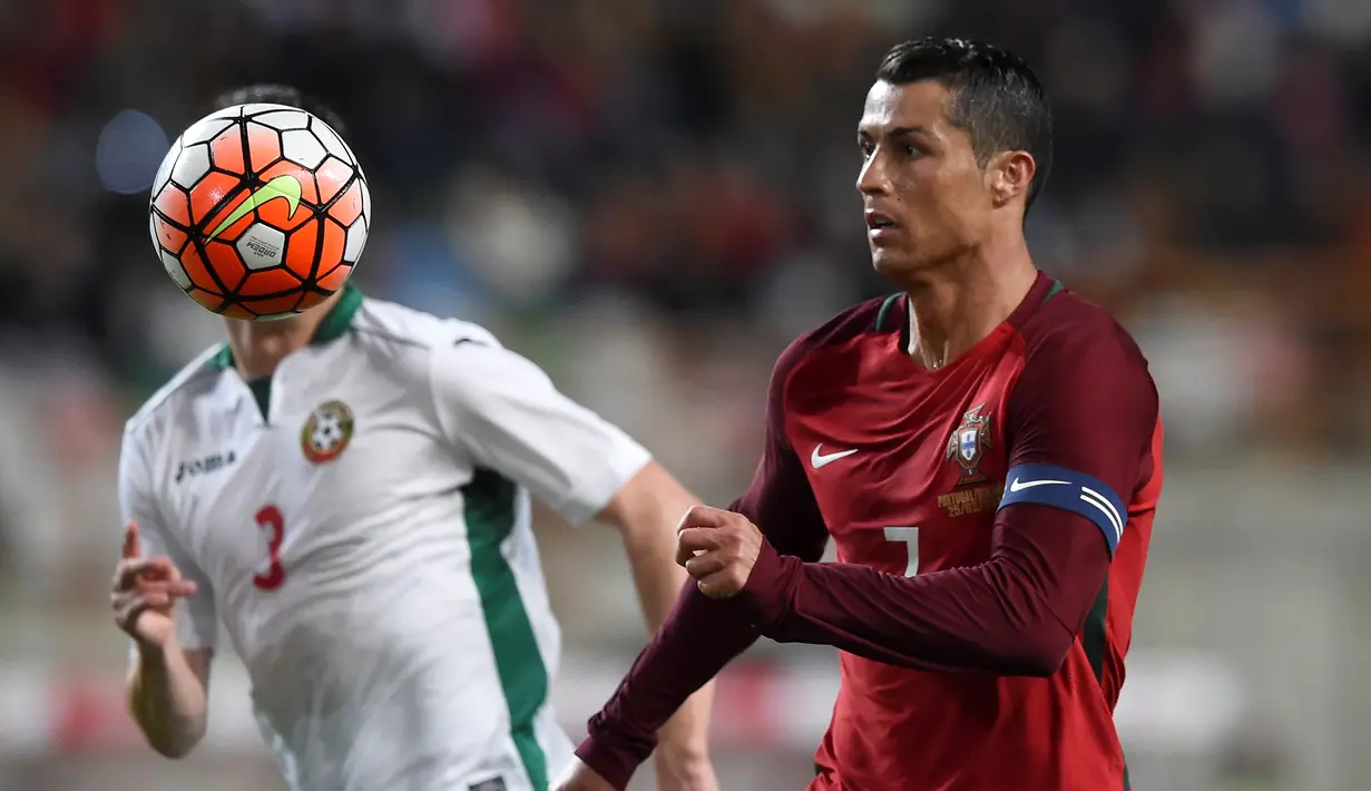 Pemain Portugal, Cristiano Ronaldo, berusaha menguasai bola di depan gawang Bulgaria dalam pertandingan persahabatan di Stadion Magalhaes Pessoa, Leiria, Portugal, (25/3/2016). (AFP/Francisco Leong)