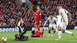 Pemain Atalanta, Mario Pasalic, mencetak gol ke gawang Liverpool pada leg pertama perempat final Liga Europa 2023/2024 di Anfield; Jumat (12/04/2024). Gol-gol Atalanta dicetak oleh Gianluca Scamacca dan Mario Pasalic. Scamacca jadi bintang laga ini dengan sumbangan dua golnya. (AFP/Darren Staples)