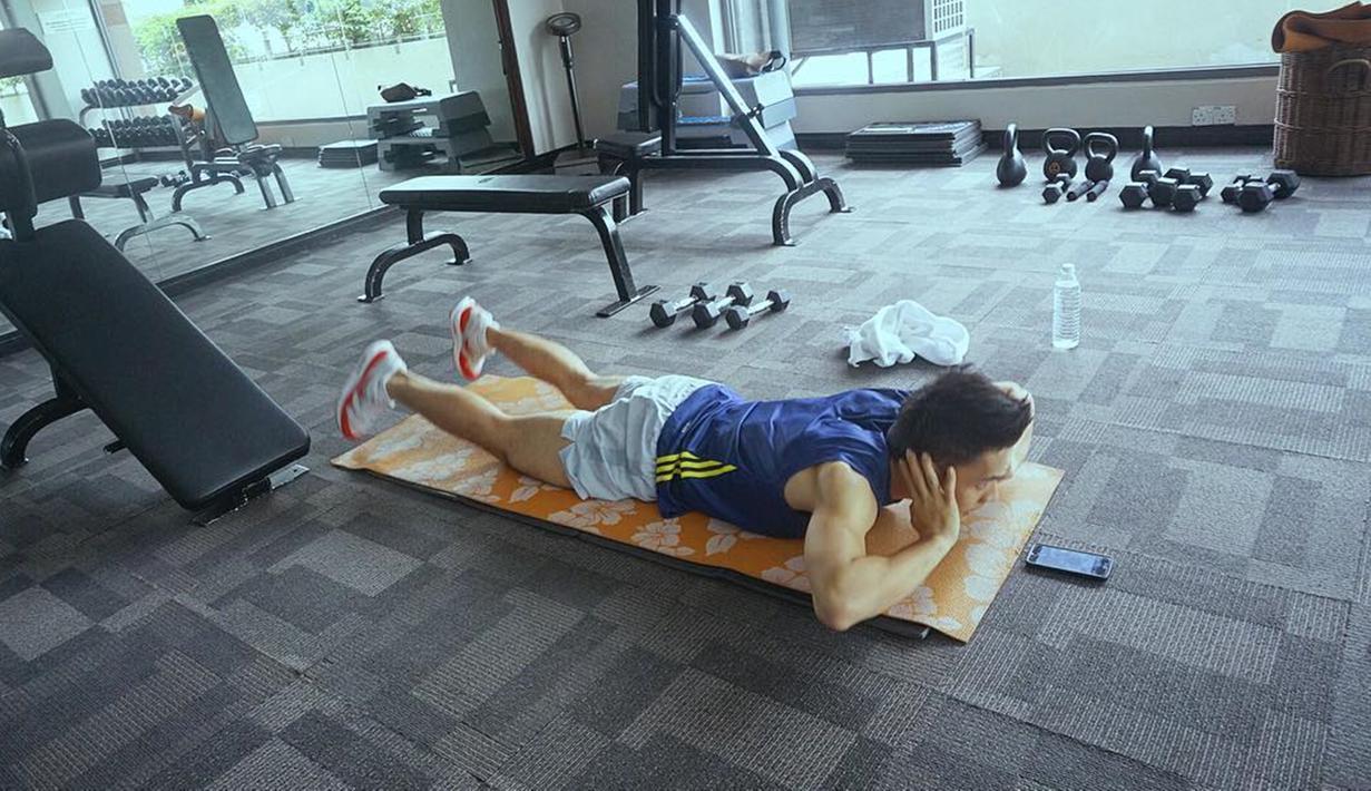 Kesehariannya menjalani serangkaian olahraga pun ia unggah lewat akun Instagram miliknya. Seperti saat dirinya berolah raga di ruangan gym ini. (Liputan6.com/IG/@randpunk)