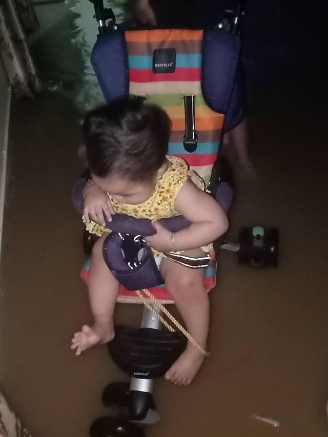 Potret Perjuangan Orang Tua Evakuasi Anaknya Saat Banjir, Bikin Haru. (Sumber: Twitter/syarifah_zainab_alkaff)