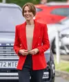 Dalam foto-foto yang diambil saat jalan-jalan di Sittingbourne, Inggris, wanita 41 tahun itu tampil ansambel canggih, memadukan kaus krem polos dengan blazer wol merah, celana panjang hitam, dan sepatu balet hitam. [@katemiddleton.id]