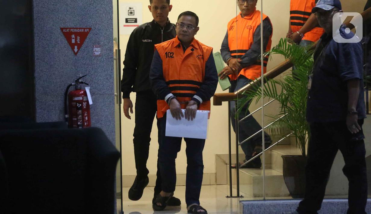 Sebelumnya, KPK mengamankan delapan pihak dalam peristiwa OTT di Pati pada Senin (19/1/2026). Tampak dalam foto, Bupati Pati, Sudewo (kedua kiri) dikawal petugas usai menjalani pemeriksaan intensif di Gedung Merah Putih Komisi Pemberantasan Korupsi (KPK), Jakarta, Selasa (20/1/2026). (Liputan6.com/Helmi Fithriansyah)