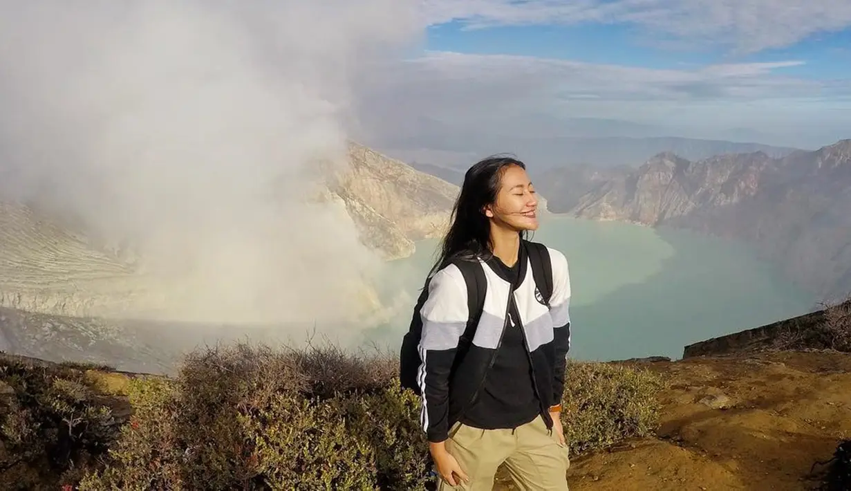 Berlibur ke Banyuwangi, wanita kelahiran 1997 ini tak lupa mengunjungi Kawah Ijen. Rona bahagia terpancar jelas saat menimati pesona Kawah Ijen.(Liputan6.com/IG/@ayumaulida97)