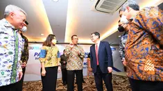 Direktur Utama BTN, Haru Koesmahargyo (tengah) berbincang usai penandatanganan Perjanjian Pinjaman Bank BTN dengan JICA, Citi Bank dan BCA di Jakarta, Rabu (18/5/2022). Bank BTN mendapat dukungan fasilitas pinjaman dari JICA, Citi Bank dan BCA senilai total USD 100 juta atau setara Rp 1,4 triliun untuk mendukung pembiayaan rumah rakyat dan menyukseskan Program Sejuta Rumah. (Liputan6.com/HO/BTN)