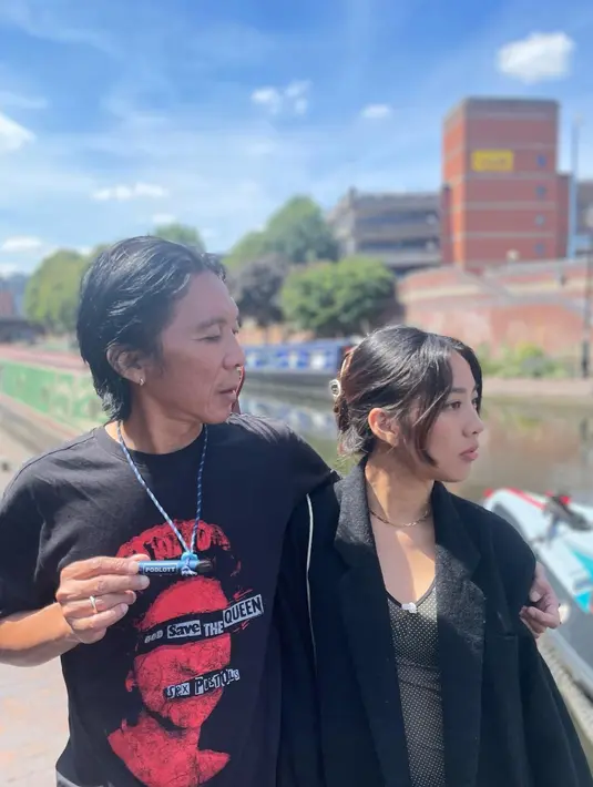 Bisa menjadi rockstar dan family man sekaligus, Bimbim punya keluarga hangat. Ia dan Mezzaluna kini makin kompak karena sama-sama terjun ke dunia musik. [Instagram @bimbimslank]